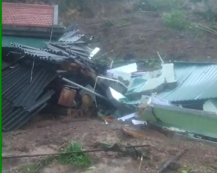 Sạt lở đất vùi lấp ngôi nhà của anh Mã Văn Sồi. Sạt lở đất vùi lấp ngôi nhà của anh Mã Văn Sồi.