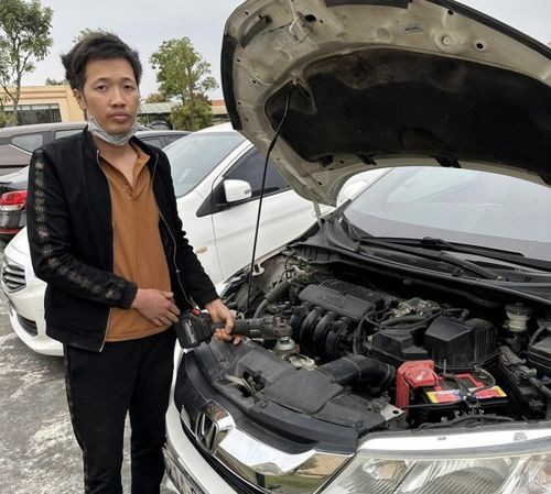 Đối tượng Nguyễn Văn Đức cùng tang vật.