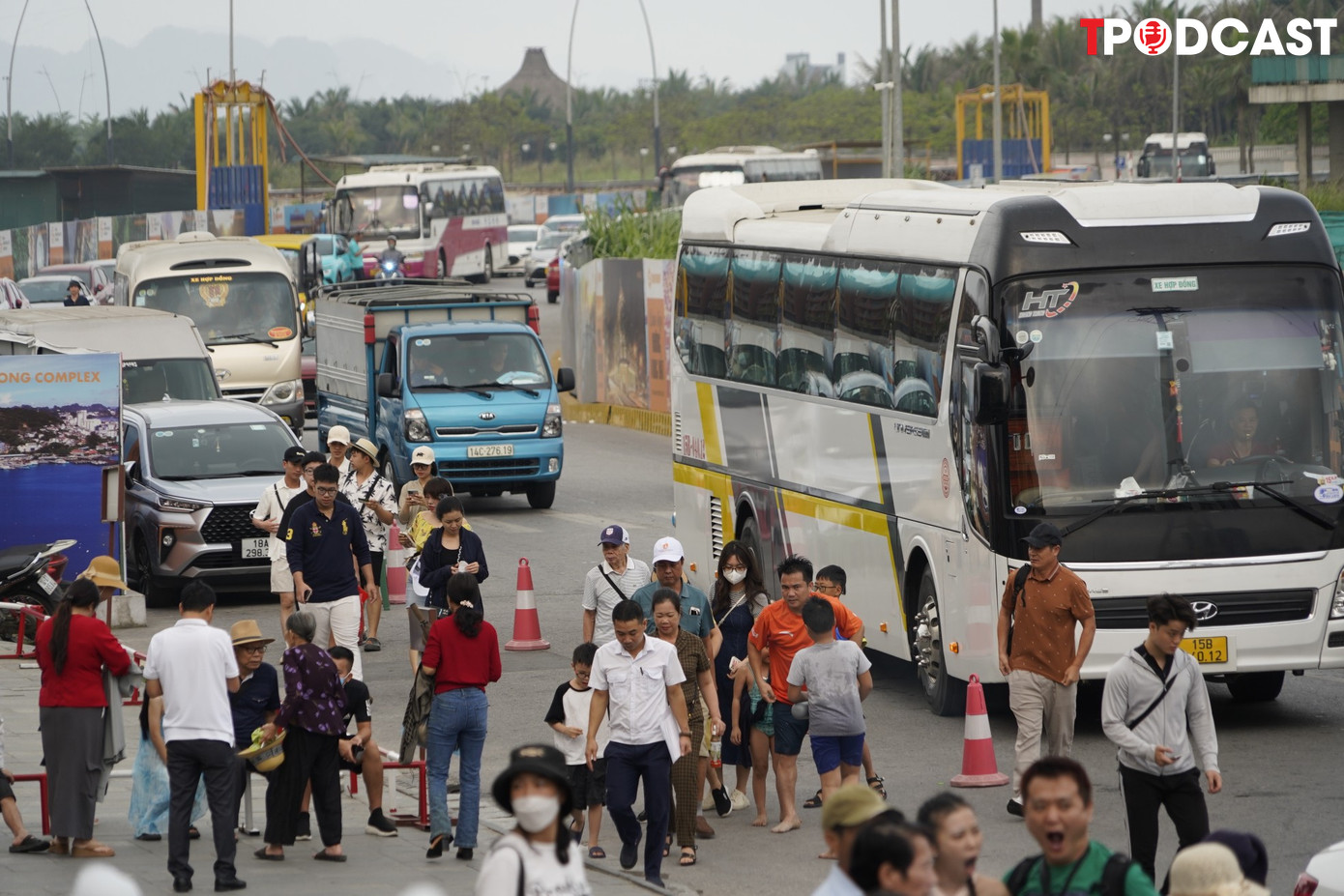 Đa số du khách đều chọn tham quan vịnh Hạ Long theo giờ (tàu tiếng), vì các dịch vụ du thuyền nghỉ đêm trên vịnh đã kín khách từ trước đó cả tháng.