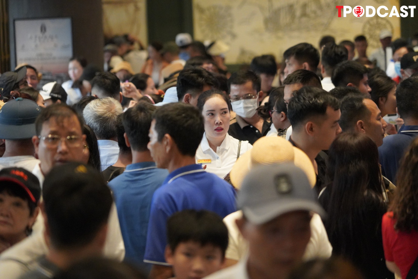 Phải mất không dưới 30 phút mới đến lượt mua vé tham quan vịnh.