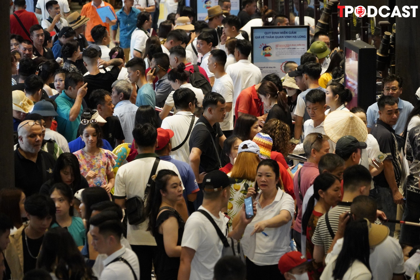 Bên trong cảng tàu ken đặc người chờ đến lượt mua vé.