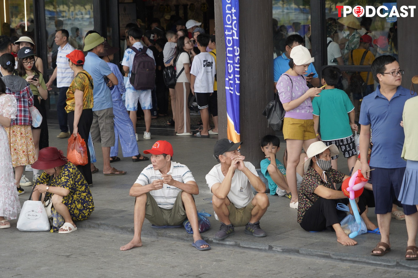 Thời tiết Hạ Long hôm nay có phần oi bức khiến du khách khá mệt mỏi.