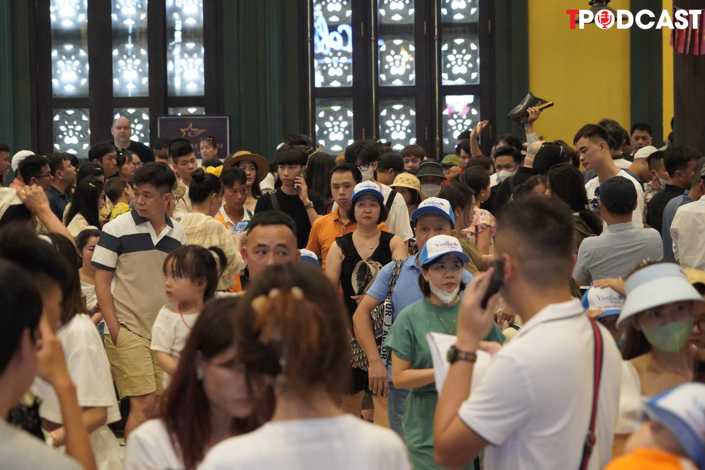 Với sức chứa khá lớn nhưng cảng tàu khách quốc tế Hòn Gai chật cứng du khách.