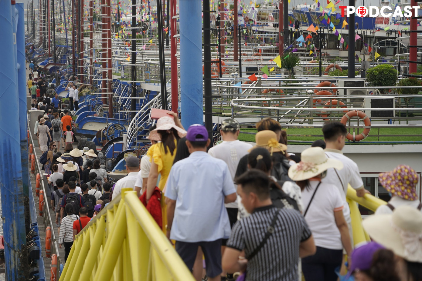 Sau khi mua vé và làm các thủ tục, du khách ra cảng xuống tàu để trải nghiệm hành trình thăm vịnh Hạ Long.