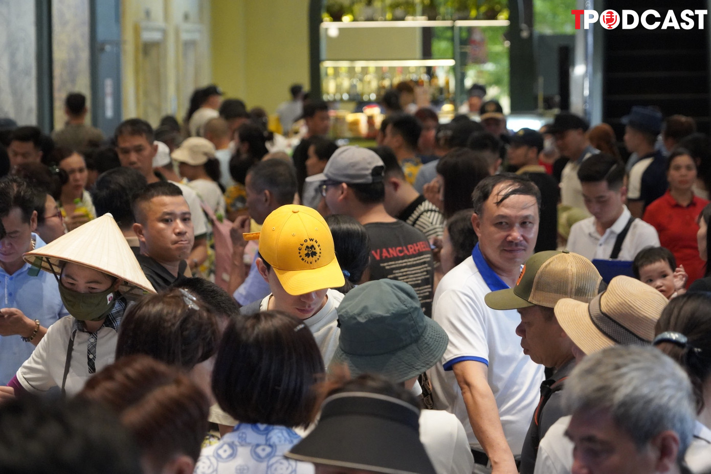 Mặc dù đông khách nhưng không có tình trạng chen lấn, xô đẩy mất trật tự tại cảng tàu.