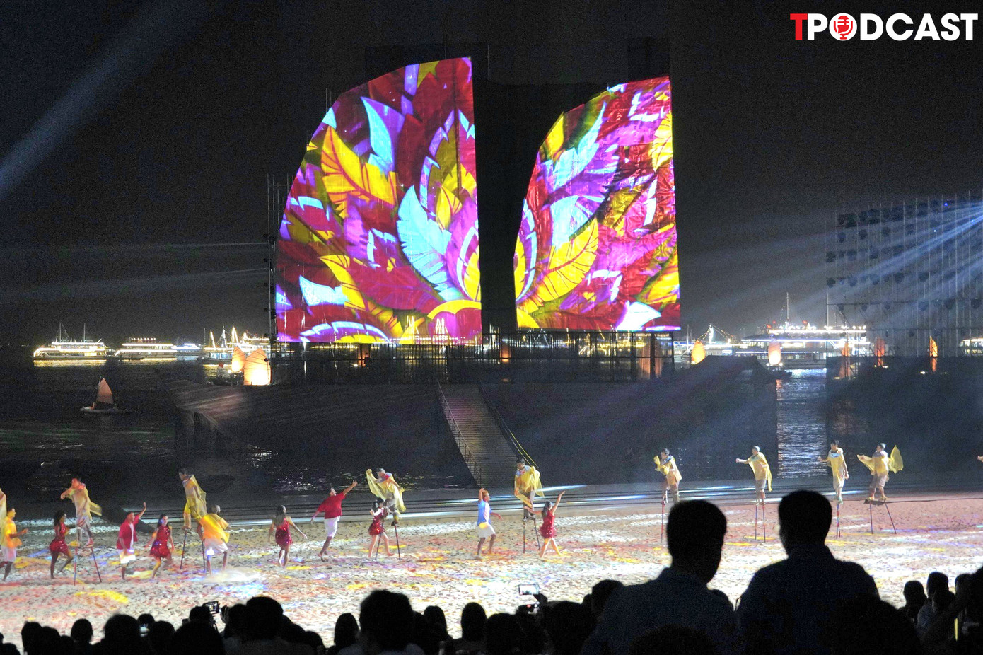 Biểu tượng cánh buồm được dựng trên biển làm nền chủ đạo cho sân khấu Carnaval.