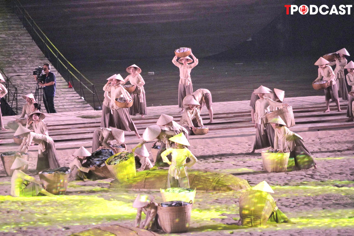 Cảnh đời sống hàng ngày của ngư dân làng chài cũng được tái hiện một cách sống động.