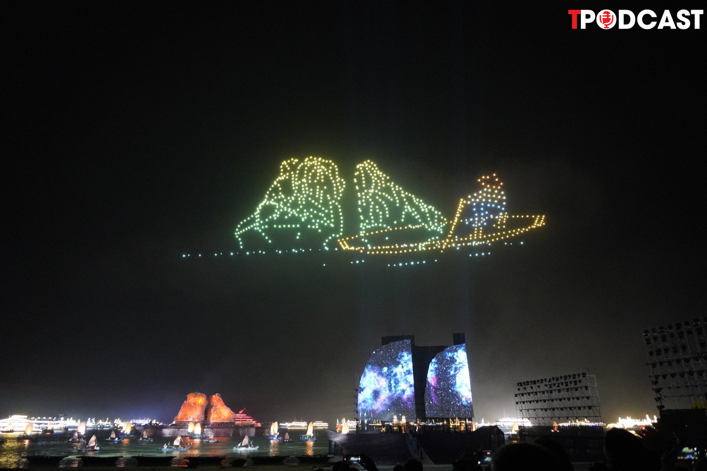 Biểu tượng ngư dân gắn liền với hòn Trống Mái rực sáng trên bầu trời đêm.