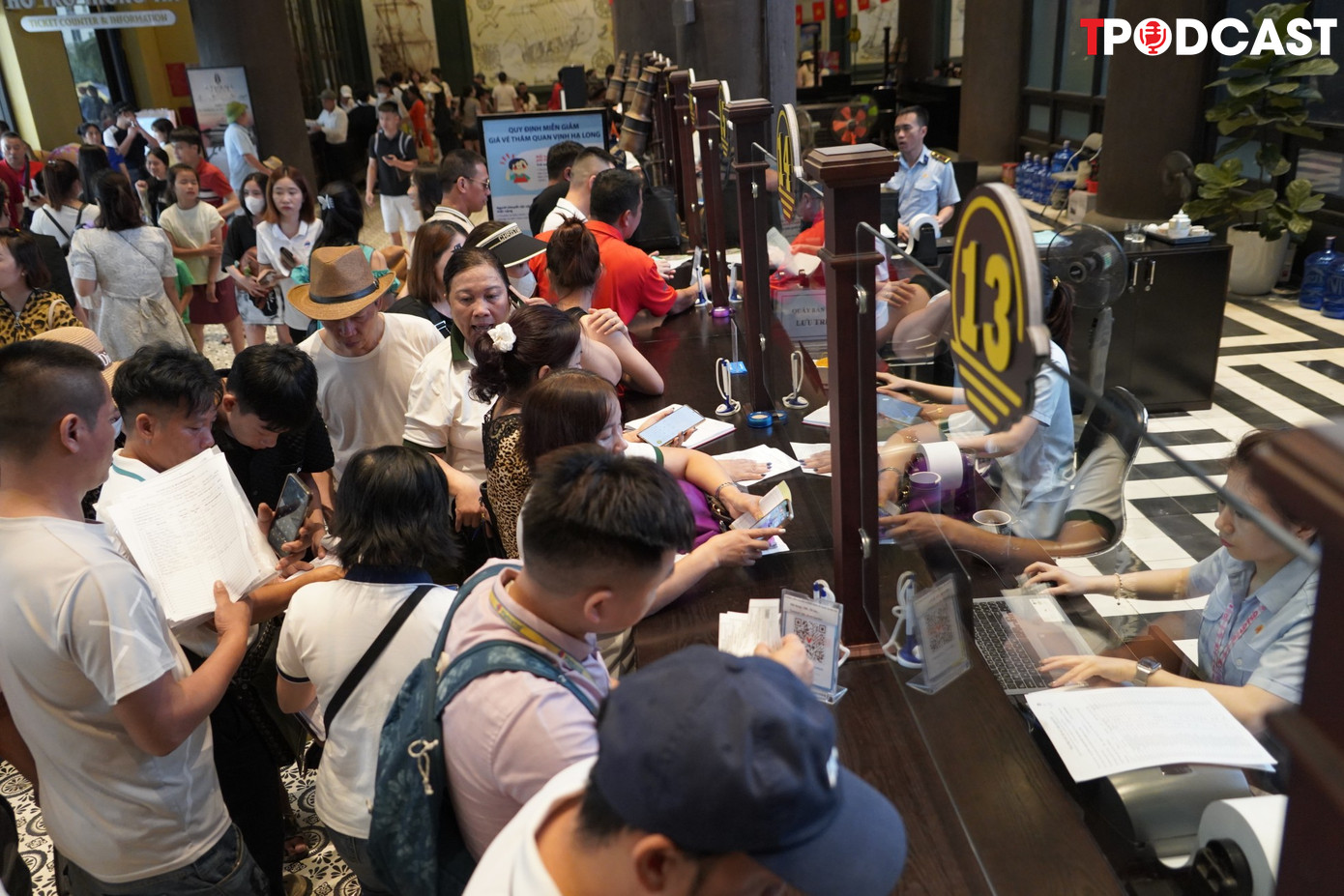 Các quầy bán vé được mở từ sớm để phục vụ du khách.