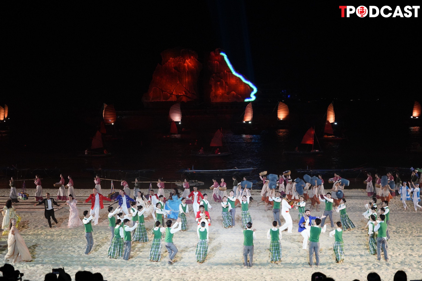Chương trình nghệ thuật đã tái hiện những hình ảnh lịch sử hàng nghìn năm của văn hóa Hạ Long.