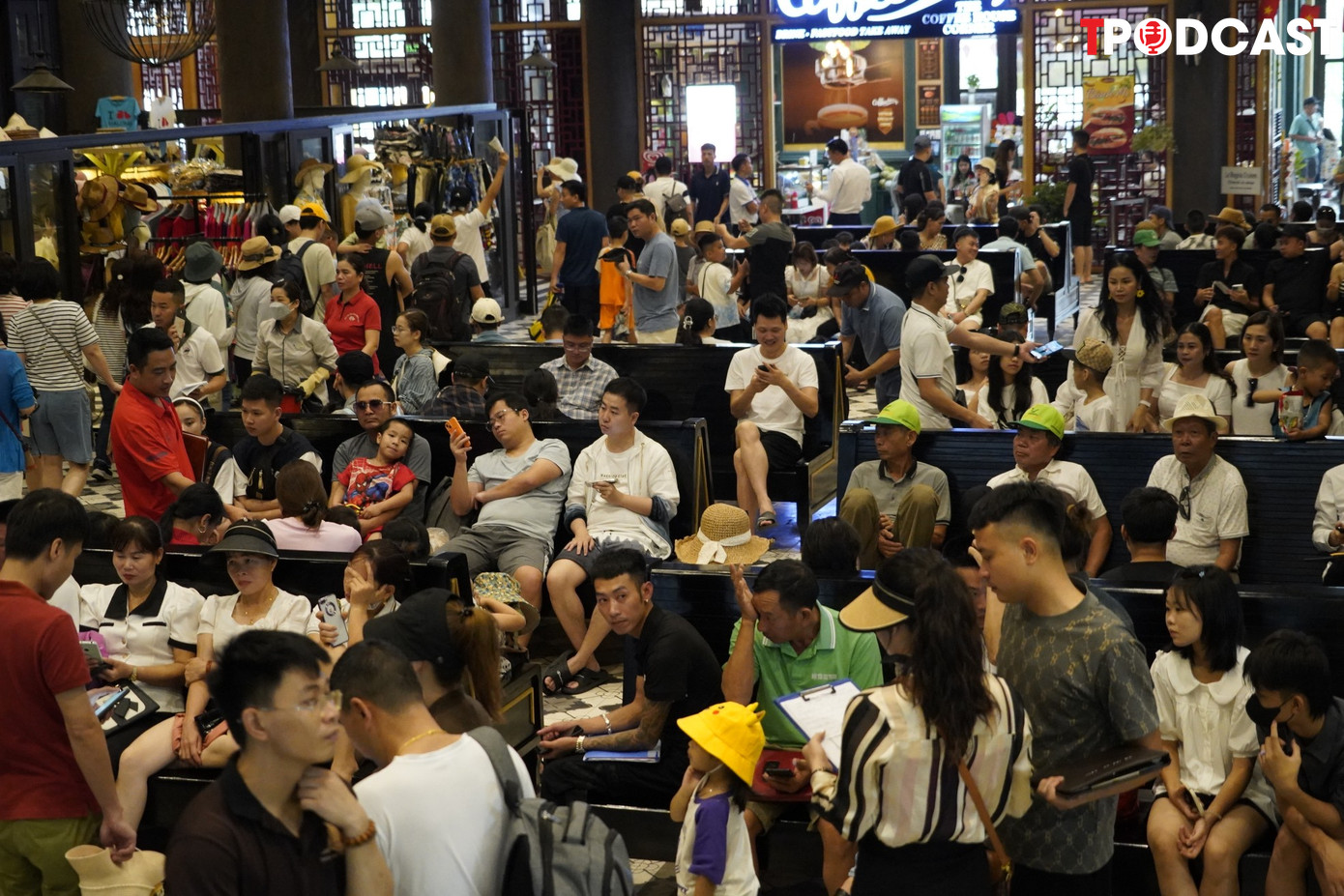 "Khách quá đông, chúng tôi chờ cả tiếng mới mua được vé, vì chưa đi vịnh bao giờ nên gia đình quyết tâm mua bằng được vé trong ngày hôm nay", anh Thanh - du khách đến từ Phú Thọ - nói.