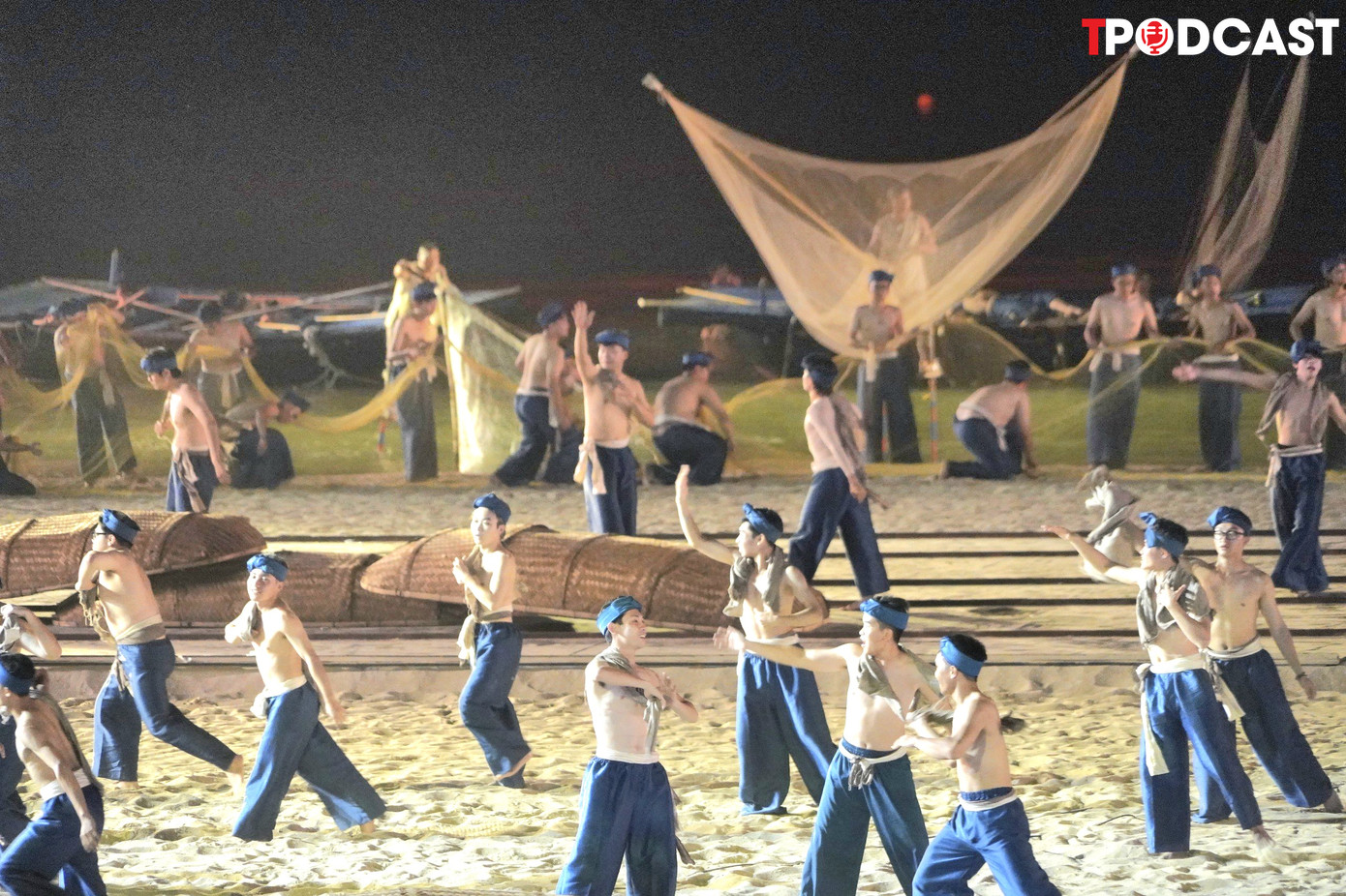 Những chàng trai biển với các ngư cụ được tái hiện sống động trên bãi cát ven bờ vịnh Hạ Long.