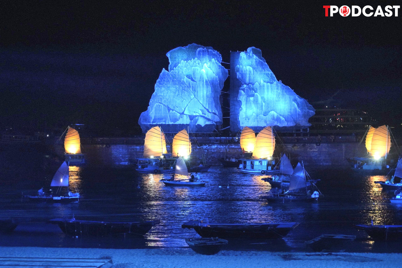 Màn biểu diễn thực cảnh với các lớp sân khấu trải dài trên bãi cát và mặt biển đã làm nổi bật được những nét đặc sắc của văn hóa Hạ Long xưa với những người ngư dân làm nghề chài lưới.