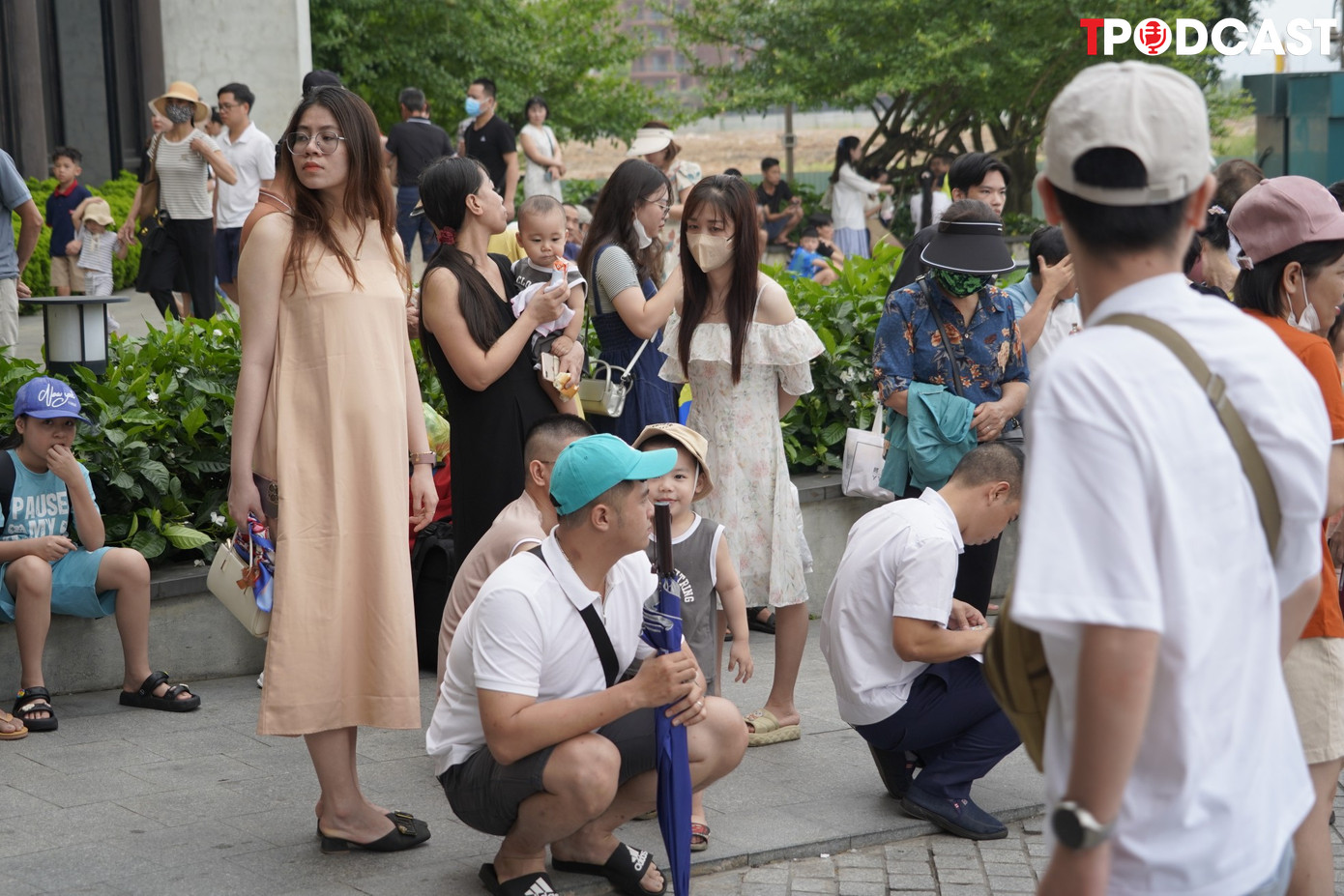 Trong lúc chờ đợi mua được vé, nhiều du khách phải đứng chờ bên ngoài sảnh cảng tàu.