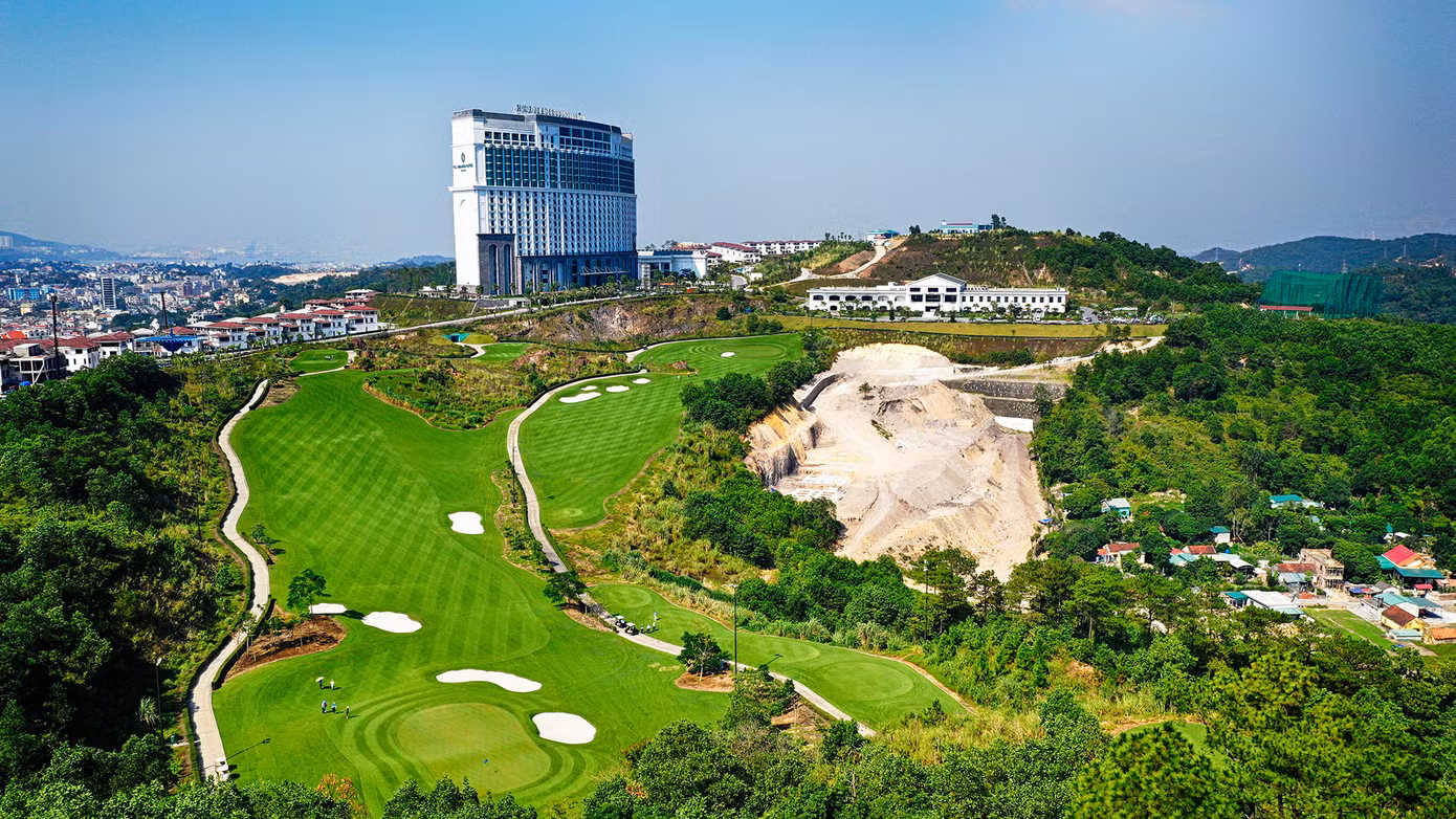 Công ty CP Tập đoàn FLC khai thác sử dụng nước để tưới cỏ sân golf trong khi không có giấy phép và bị truy thu số tiền hơn 8 tỷ đồng.
