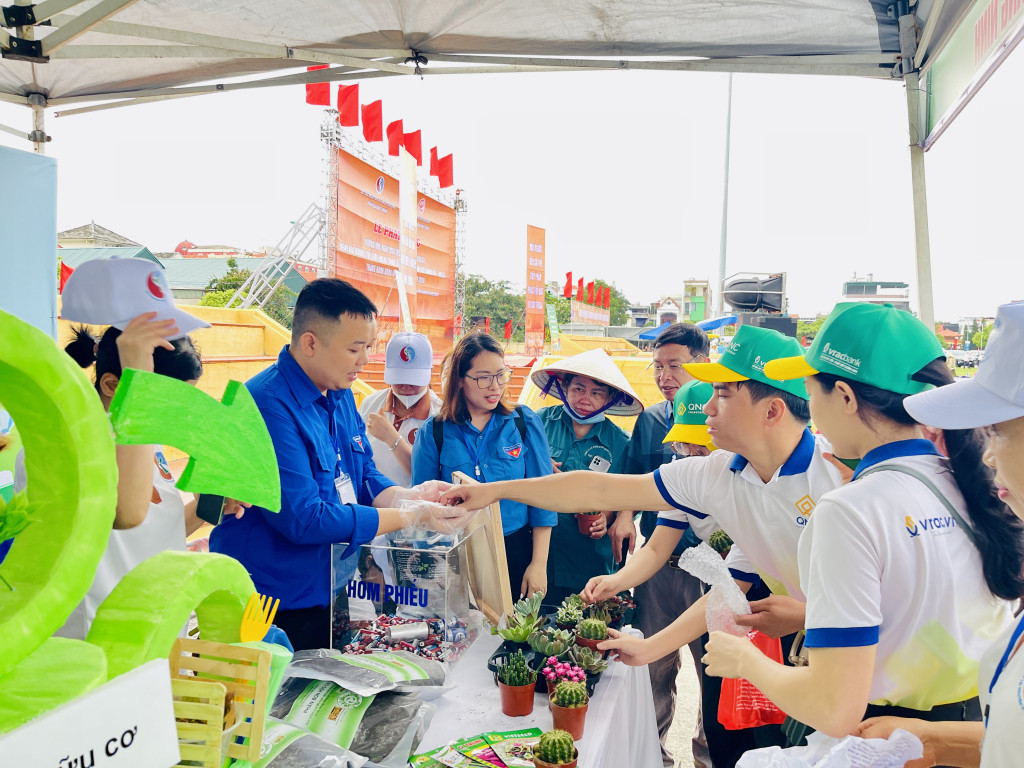 Chương trình đổi pin cũ lấy hạt giống, cây xanh tại lễ phát động. Ảnh QMG.