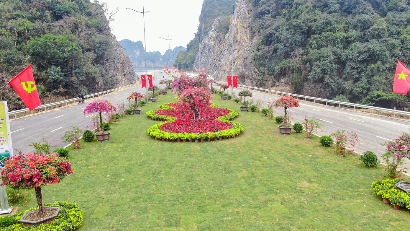 Dự án đường bao biển Hạ Long - Cẩm Phả trong ngày đầu thông xe. Dự án đường bao biển Hạ Long - Cẩm Phả trong ngày đầu thông xe.