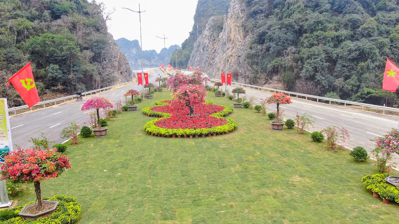 Dự án đường bao biển Hạ Long - Cẩm Phả trong ngày đầu thông xe. Dự án đường bao biển Hạ Long - Cẩm Phả trong ngày đầu thông xe.