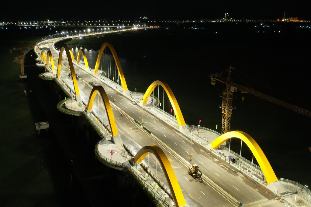 Đây là công trình cầu 6 làn xe đầu tiên ở Quảng Ninh, nối 2 khu vực phía Bắc và Nam của TP Hạ Long qua vịnh Cửa Lục. Đây là công trình cầu 6 làn xe đầu tiên ở Quảng Ninh, nối 2 khu vực phía Bắc và Nam của TP Hạ Long qua vịnh Cửa Lục.