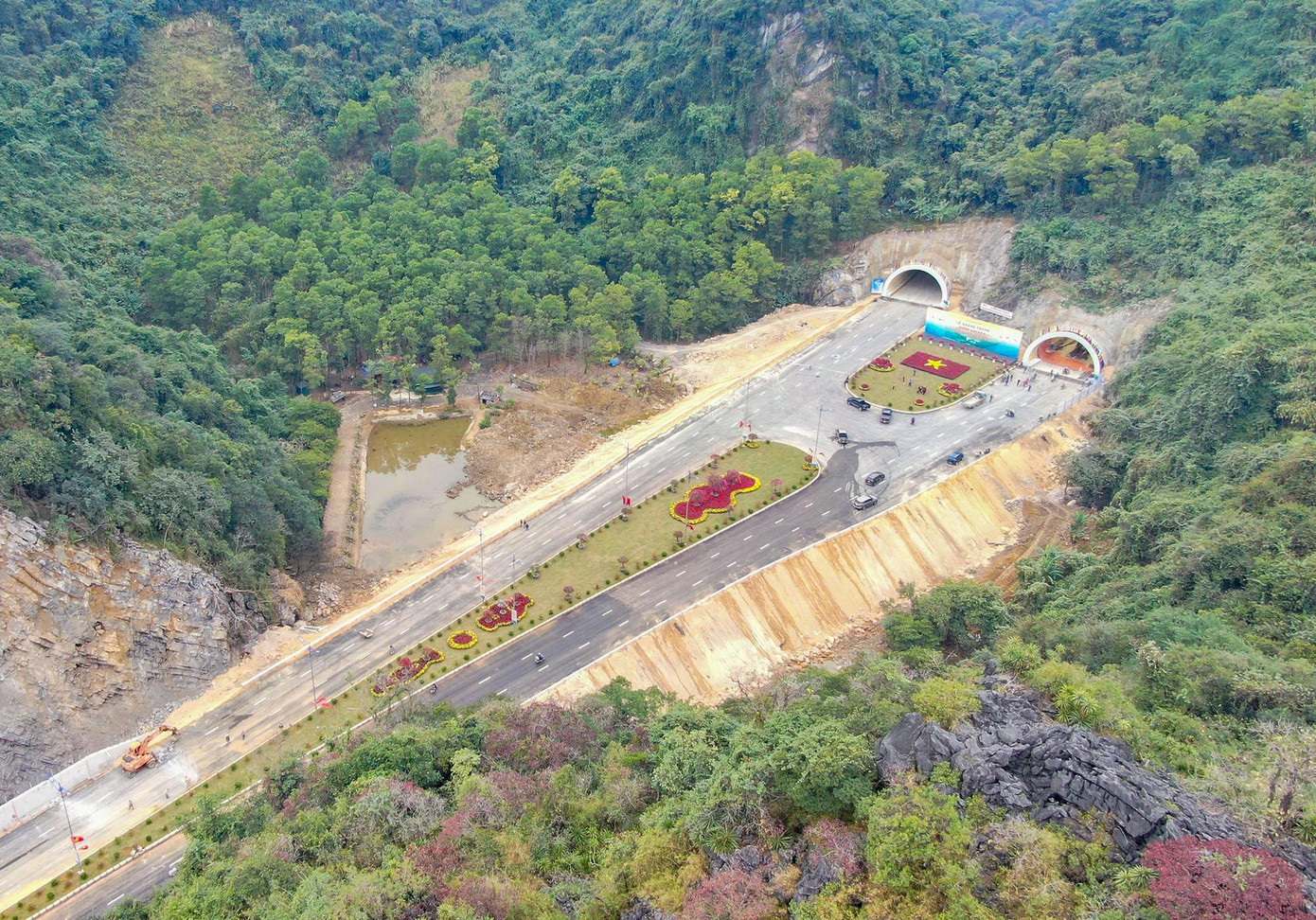 Các hạng mục hầm qua núi, cầu, cống qua đường, thoát nước ngang đường đã được hoàn chỉnh. Các hạng mục hầm qua núi, cầu, cống qua đường, thoát nước ngang đường đã được hoàn chỉnh.