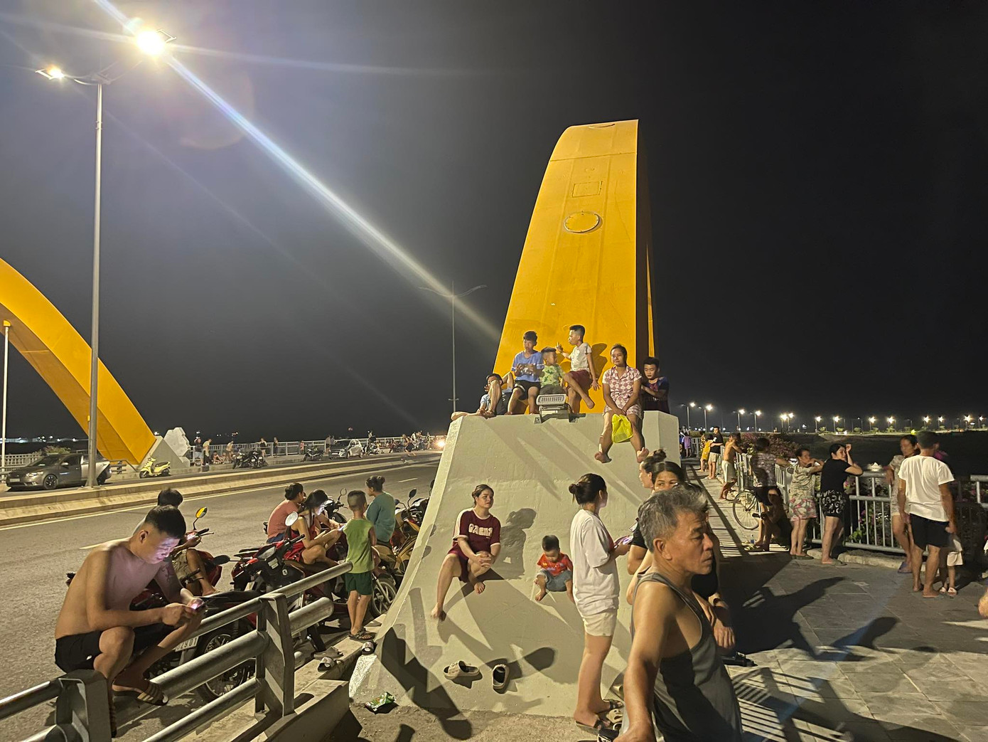 Trẻ em trèo hẳn lên trụ cầu cao hàng mét để hóng gió. Trẻ em trèo hẳn lên trụ cầu cao hàng mét để hóng gió.