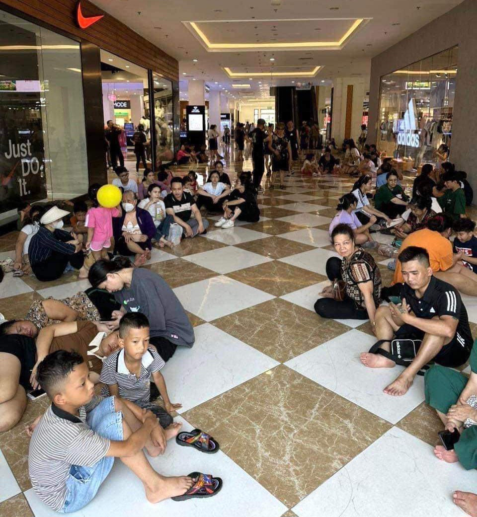 Người già, trẻ em chen nhau tìm chỗ tránh nóng tại các siêu thị, trung tâm thương mại trên địa bàn. Người già, trẻ em chen nhau tìm chỗ tránh nóng tại các siêu thị, trung tâm thương mại trên địa bàn.