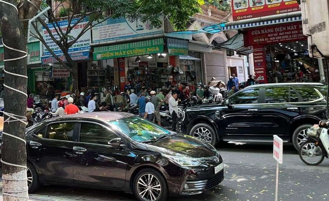 Nhưng do nhu cầu quá lớn, nguồn hàng máy phát điện luôn trong tình trạng cháy hàng. Nhưng do nhu cầu quá lớn, nguồn hàng máy phát điện luôn trong tình trạng cháy hàng.