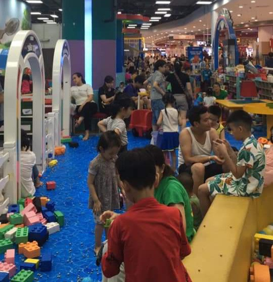 Các khu vui chơi dành cho trẻ em chật cứng người. Các khu vui chơi dành cho trẻ em chật cứng người.