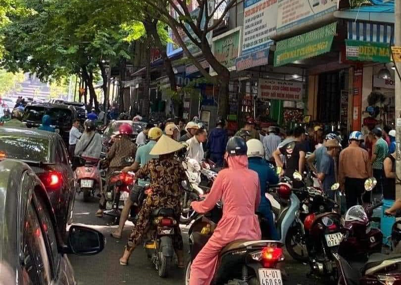 Người dân xếp hàng mua máy phát điện. Người dân xếp hàng mua máy phát điện.