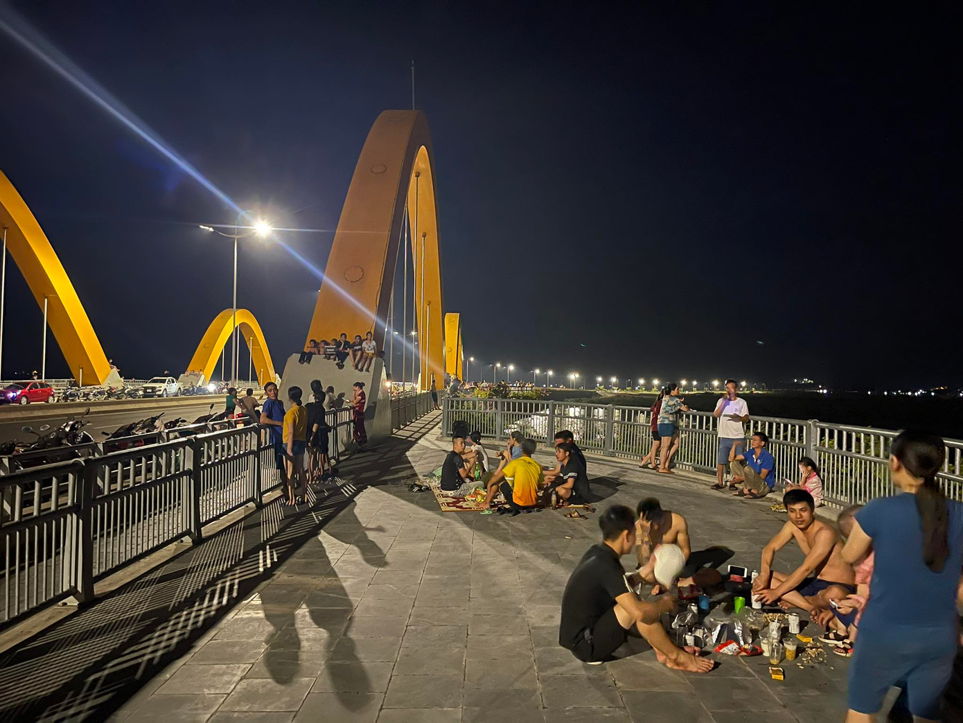 Vào đêm muộn, người dân đổ xô ra khu vực cầu Tình Yêu để tránh nóng. Vào đêm muộn, người dân đổ xô ra khu vực cầu Tình Yêu để tránh nóng.