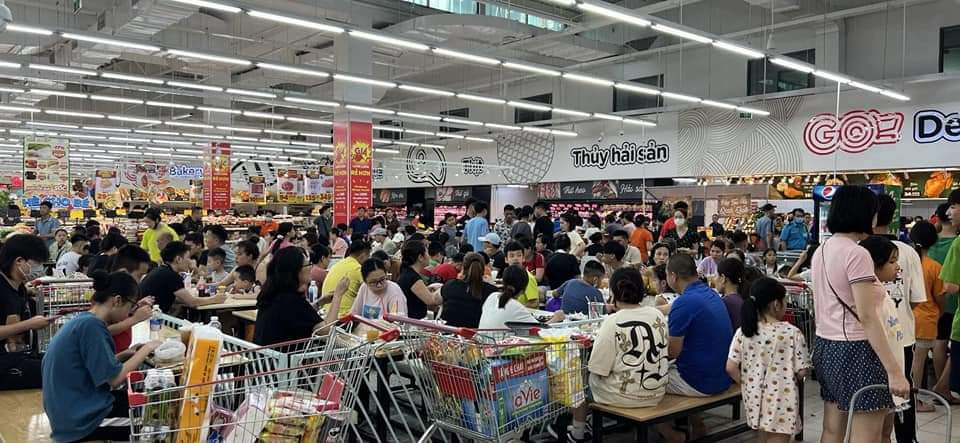 Lịch cắt điện dày đặc vào những ngày nắng nóng vừa qua khiến người dân thành phố Hạ Long đổ xô tìm đến những nơi mát mẻ. Trong hình là cảnh người dân chen chúc mua sắm vừa tránh nóng tại siêu thị GO. Lịch cắt điện dày đặc vào những ngày nắng nóng vừa qua khiến người dân thành phố Hạ Long đổ xô tìm đến những nơi mát mẻ. Trong hình là cảnh người dân chen chúc mua sắm vừa tránh nóng tại siêu thị GO.