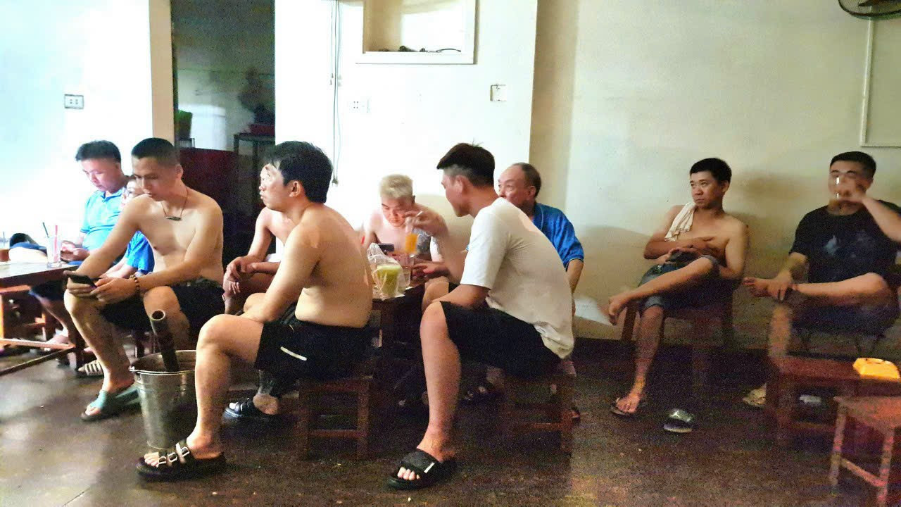 Quán cafe chạy máy phát điện chỉ đủ dùng xem ti vi, khán giả hâm mộ bóng đá phải đánh trần chịu nóng thưởng thức trận cầu lúc nửa đêm. Quán cafe chạy máy phát điện chỉ đủ dùng xem ti vi, khán giả hâm mộ bóng đá phải đánh trần chịu nóng thưởng thức trận cầu lúc nửa đêm.