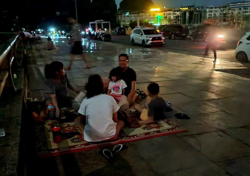 Hơn 12h đêm nhưng Quảng trường 13/10 của thành phố vẫn đông người hóng mát vì nhiều khu vực của thành phố bị mất điện xuyên đêm khiến người dân không muốn về nhà. Hơn 12h đêm nhưng Quảng trường 13/10 của thành phố vẫn đông người hóng mát vì nhiều khu vực của thành phố bị mất điện xuyên đêm khiến người dân không muốn về nhà.