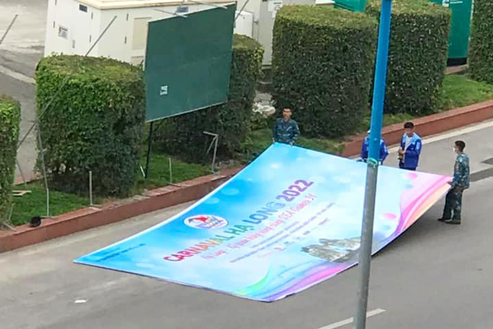 Những biển quảng cáo này vừa được treo lên cách đây ít ngày đã ngay lập tức bị thu hồi không rõ nguyên nhân. Những biển quảng cáo này vừa được treo lên cách đây ít ngày đã ngay lập tức bị thu hồi không rõ nguyên nhân.