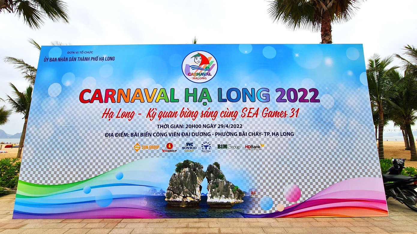Tấm backgroud của Carnaval Hạ Long 2022 bị cho là lỗi phông nền. Tấm backgroud của Carnaval Hạ Long 2022 bị cho là lỗi phông nền.