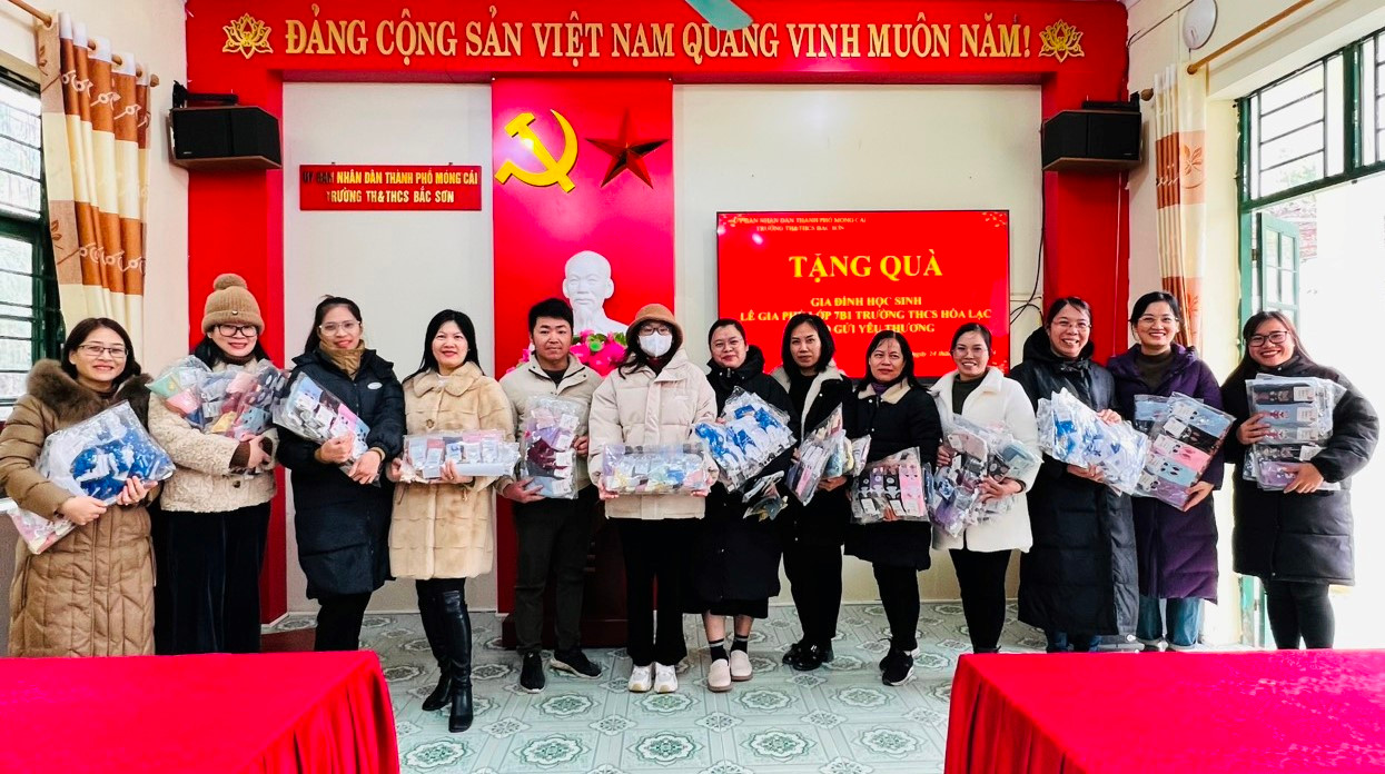 Các giáo viên Trường Tiểu học và THCS Bắc Sơn nhận tất ấm của em Lê Gia Phú để phát cho các bạn.