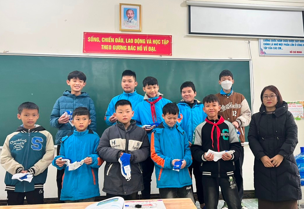 Mỗi bạn được nhận 2 đôi tất ấm, quà của bạn Lê Gia Phú.