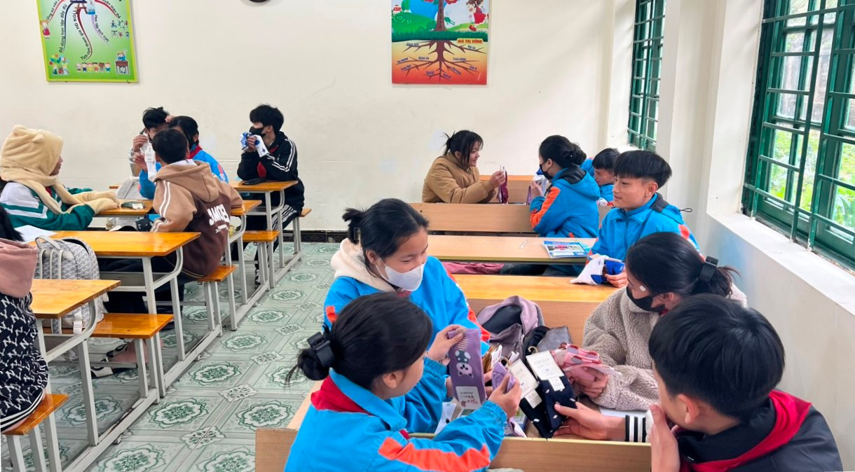 Niềm vui của các bạn Trường Tiểu học và Trung học Cơ sở Bắc Sơn khi nhận quà của Phú.