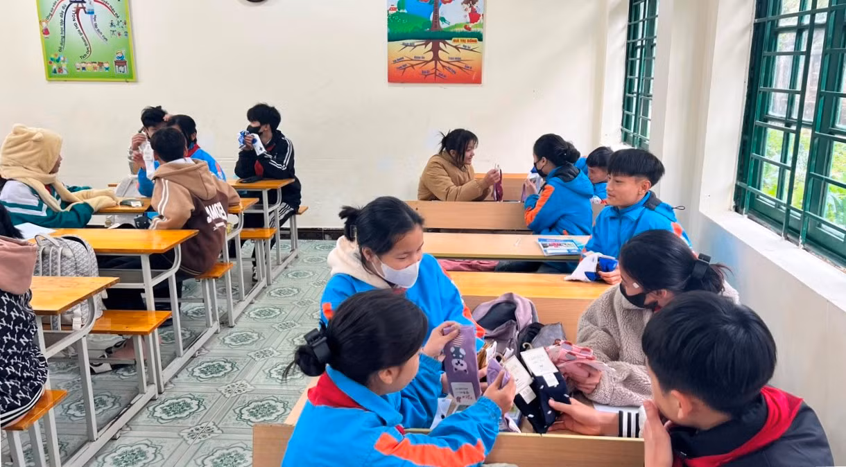 Niềm vui của các bạn Trường Tiểu học và Trung học Cơ sở Bắc Sơn khi nhận quà của Phú.