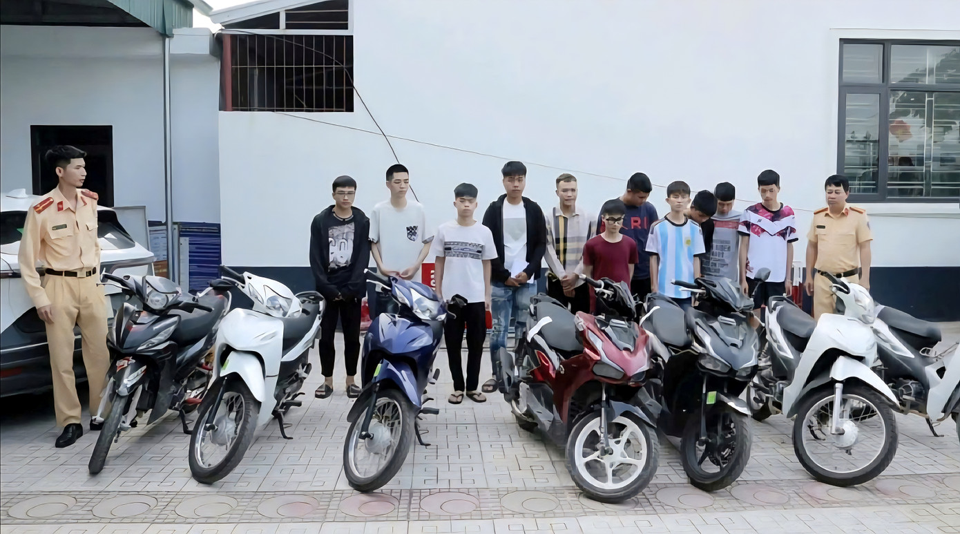 Phạt gần 100 triệu đồng nhóm thanh niên đua xe ở Quảng Ninh. Phạt gần 100 triệu đồng nhóm thanh niên đua xe ở Quảng Ninh.