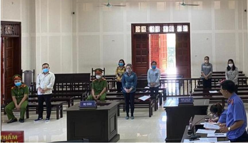 Dũng 'Phương' (áo trắng) cùng 5 bị cáo tại phiên tòa xét xử. Dũng 'Phương' (áo trắng) cùng 5 bị cáo tại phiên tòa xét xử.