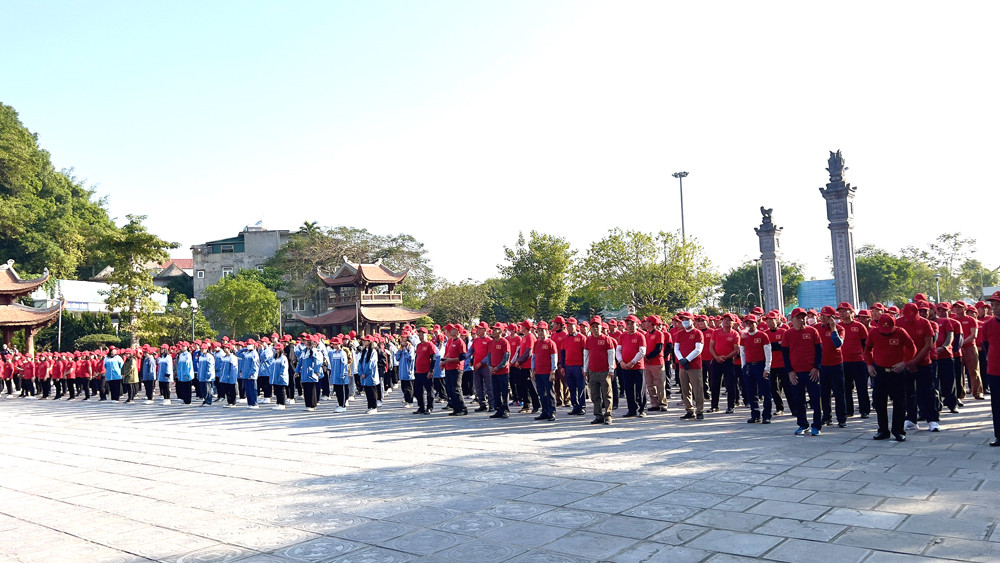 Màn xác lập kỷ lục hát đồng ca “Việt Nam ơi” và xếp hình lá cờ đỏ sao vàng với gần 1.000 người tham gia tại Di tích lịch sử quốc gia đặc biệt Đền Cửa Ông nằm trong chuỗi sự kiện đình đám của Công ty Cổ phần Hằng Holy Group.