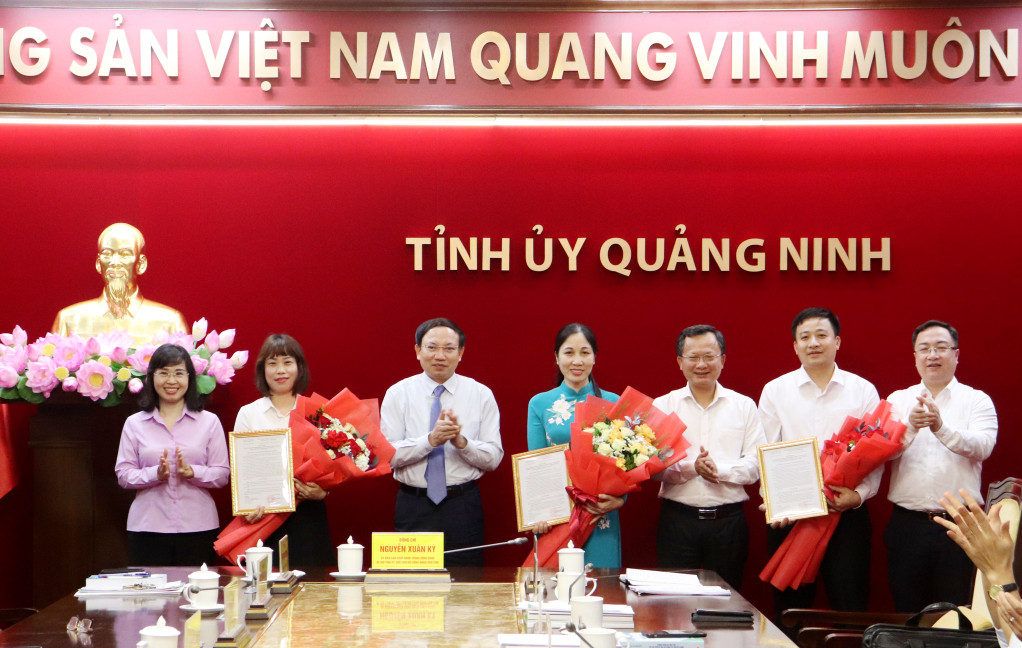 Lãnh đạo tỉnh trao quyết định bổ nhiệm chức danh phó giám đốc các sở: Nội vụ, Văn hóa và Thể thao, Tài nguyên và Môi trường.