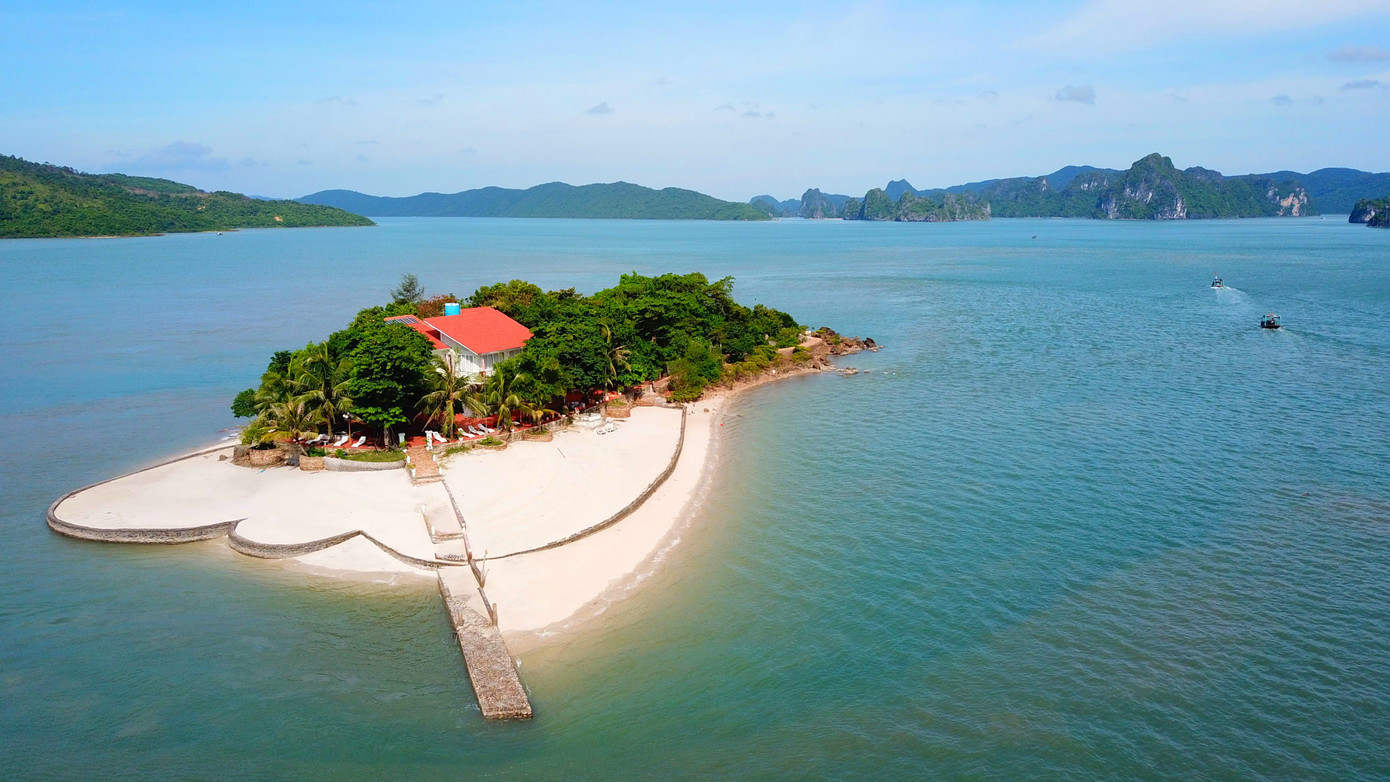 Tiềm năng phát triển du lịch của vịnh Bái tử Long còn rất lớn. Tiềm năng phát triển du lịch của vịnh Bái tử Long còn rất lớn.