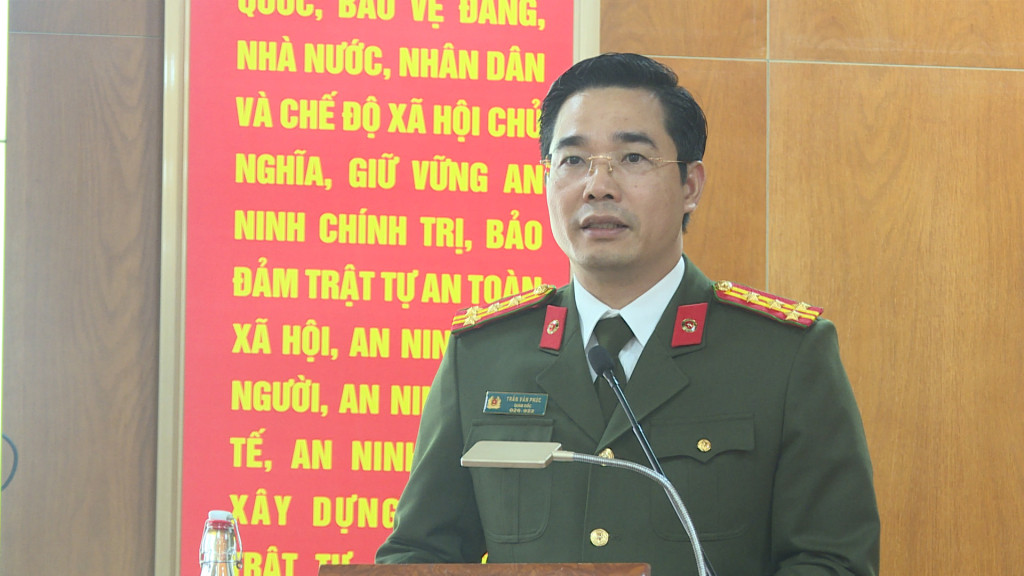 Đại tá Trần Văn Phúc, Ủy viên Ban Thường vụ Tỉnh ủy, Bí thư Đảng ủy, Giám đốc Công an tỉnh Quảng Ninh phát biểu tại hội nghị. Đại tá Trần Văn Phúc, Ủy viên Ban Thường vụ Tỉnh ủy, Bí thư Đảng ủy, Giám đốc Công an tỉnh Quảng Ninh phát biểu tại hội nghị.