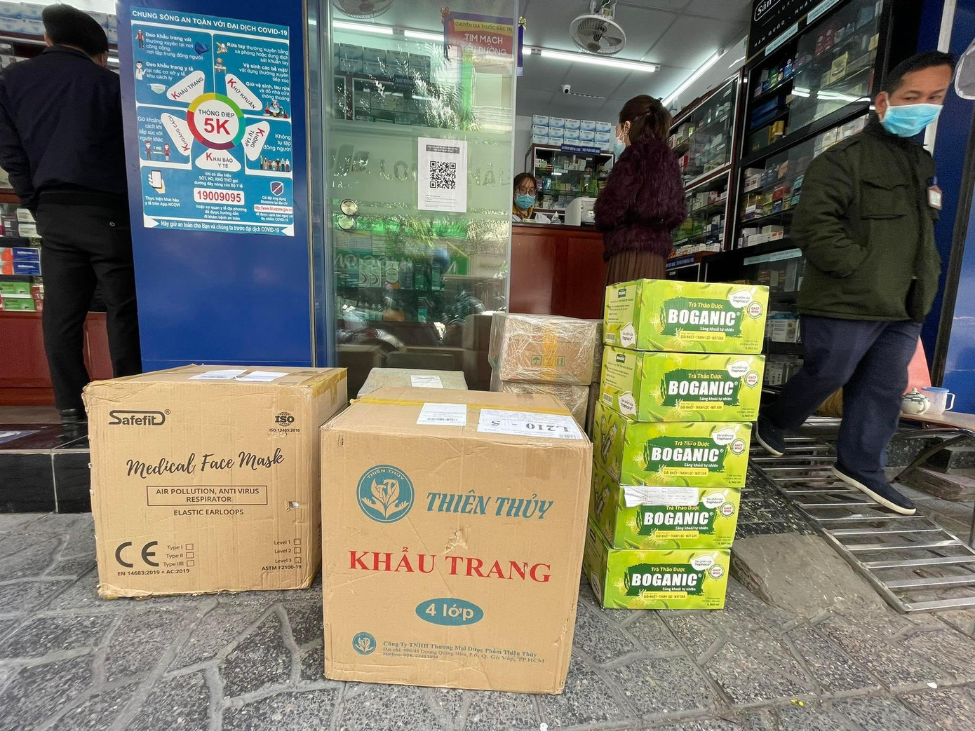 Ngoài kit xét nghiệm, người dân cũng đổ xô mua khẩu trang, thuốc bổ phổi, bổ gan và một số loại thuốc chữa trị triệu chứng của F0. Ngoài kit xét nghiệm, người dân cũng đổ xô mua khẩu trang, thuốc bổ phổi, bổ gan và một số loại thuốc chữa trị triệu chứng của F0.