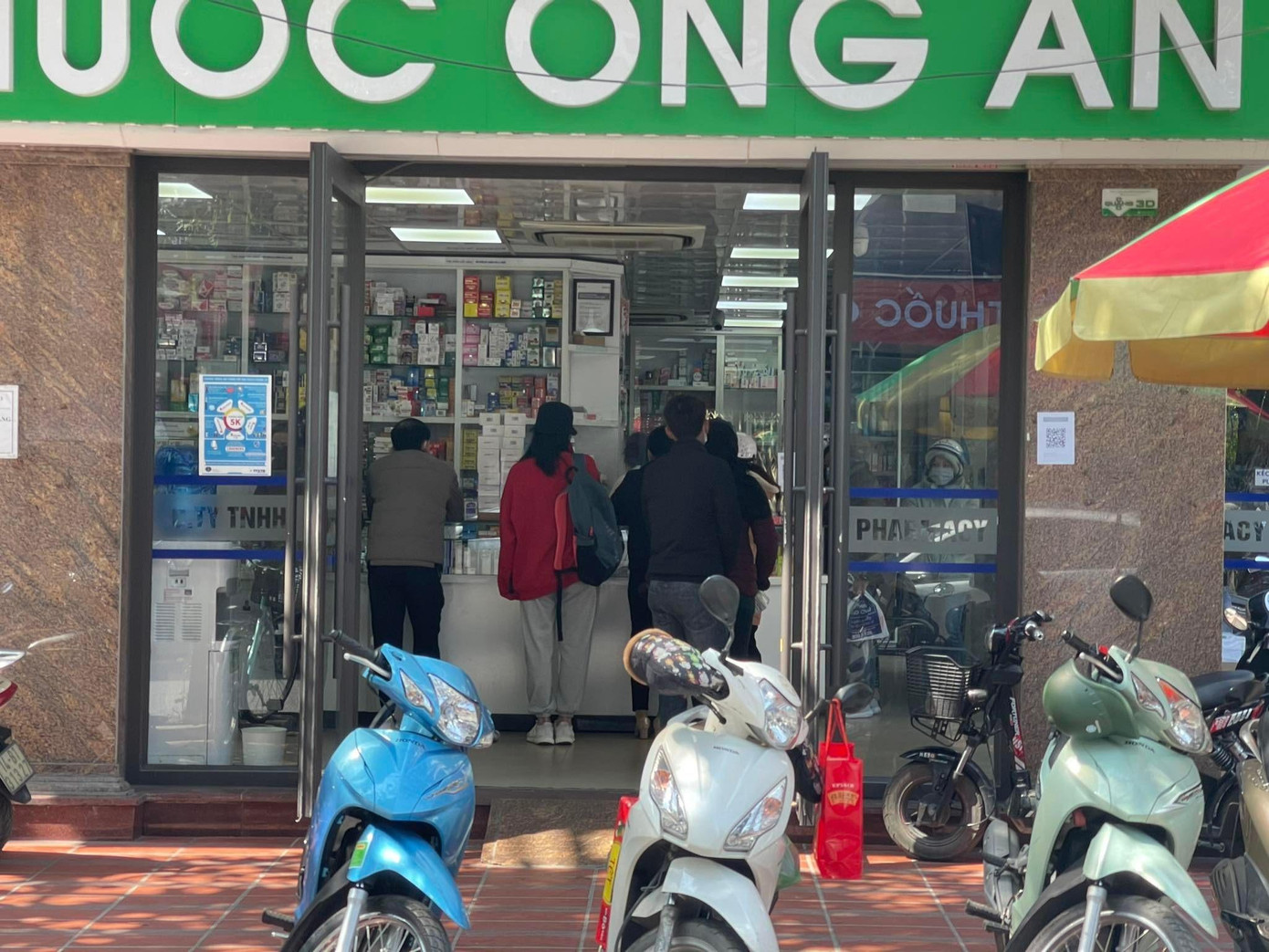 Ghi nhận của Tiền Phong chiều 24/2, tại các nhà thuốc lớn của TP Hạ Long đã hết kit xét nghiệm để bán vì nhiều ngày nay người dân đổ xô đi mua mặt hàng này. Ghi nhận của Tiền Phong chiều 24/2, tại các nhà thuốc lớn của TP Hạ Long đã hết kit xét nghiệm để bán vì nhiều ngày nay người dân đổ xô đi mua mặt hàng này.