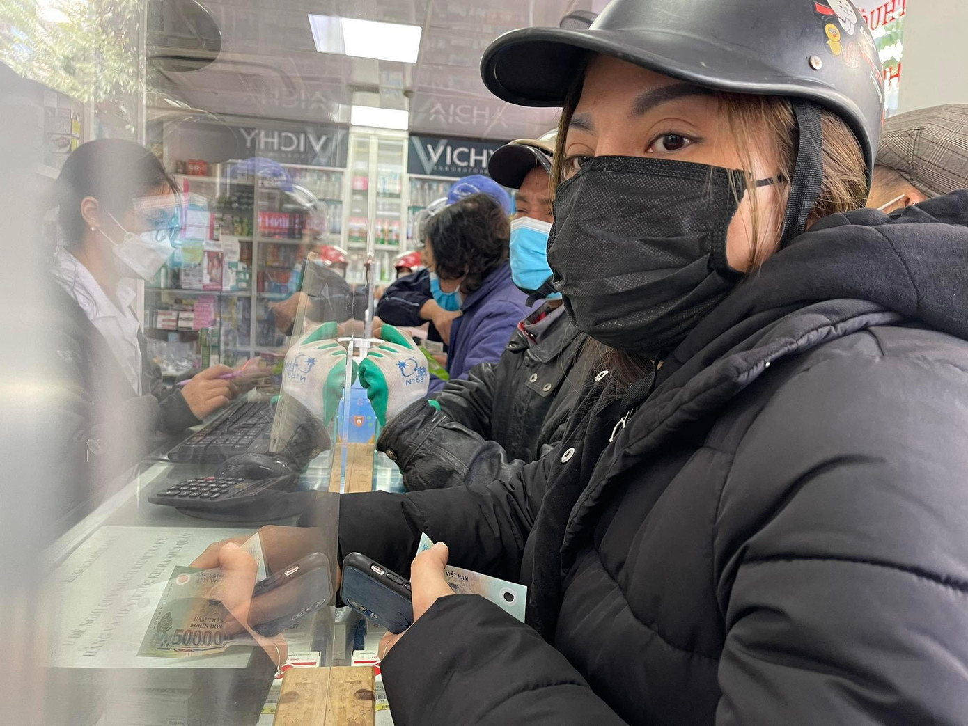 "Nếu 10 người vào tiệm thuốc thì hết 9 người hỏi mua kit xét nghiệm, mặt hàng này hiện chúng tôi phải nhập từ Hà Nội và bán đúng giá nhà nước niêm yết nên số lượng hàng không đủ phục vụ nhu cầu của người dân", một chủ cửa hàng thuốc trên đường Nguyễn Văn Cừ, TP Hạ Long nói. "Nếu 10 người vào tiệm thuốc thì hết 9 người hỏi mua kit xét nghiệm, mặt hàng này hiện chúng tôi phải nhập từ Hà Nội và bán đúng giá nhà nước niêm yết nên số lượng hàng không đủ phục vụ nhu cầu của người dân", một chủ cửa hàng thuốc trên đường Nguyễn Văn Cừ, TP Hạ Long nói.