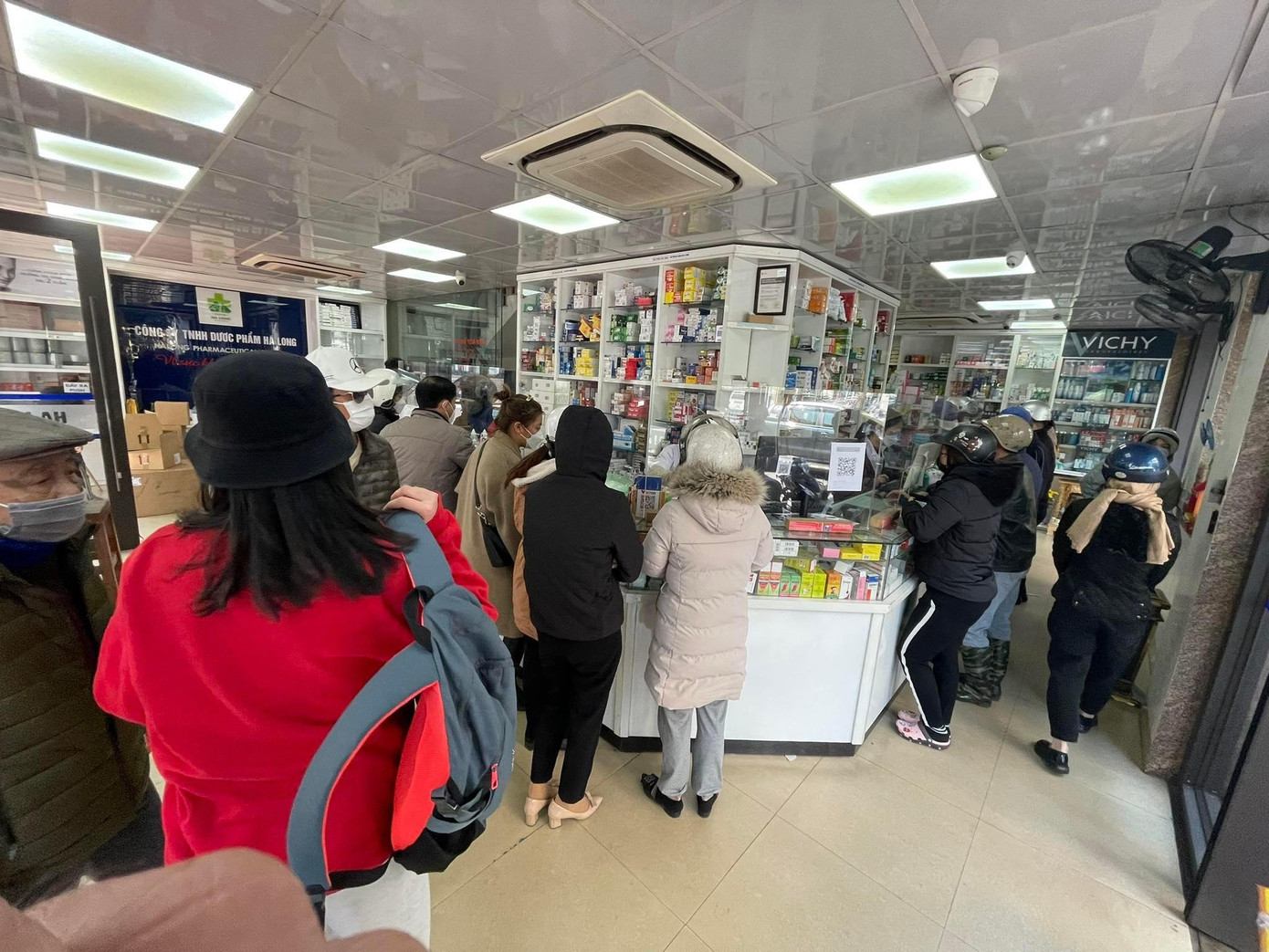 "Đêm hôm trước tôi đã phải mua bộ kit này với giá 120 nghìn vì phải cần gấp trong đêm. Nay đi mua khắp thành phố không còn cửa hàng nào bán", một người dân phường Hồng Hải nói. "Đêm hôm trước tôi đã phải mua bộ kit này với giá 120 nghìn vì phải cần gấp trong đêm. Nay đi mua khắp thành phố không còn cửa hàng nào bán", một người dân phường Hồng Hải nói.