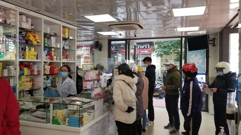 Người dân đổ xô ra hiệu thuốc tìm mua kit xét nghiệm, thậm chí lập nhóm trên các trang mạng xã hội để mua chung. Người dân đổ xô ra hiệu thuốc tìm mua kit xét nghiệm, thậm chí lập nhóm trên các trang mạng xã hội để mua chung.
